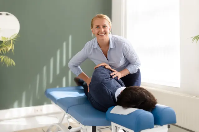 Chiropractor onderzoekt een cliënt tijdens de intake bij TOPCHIRO Dordrecht