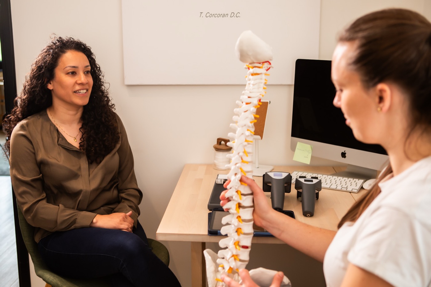 Chiropractor legt met een wervelkolommodel uit wat de scan laat zien bij TOPCHIRO Dordrecht