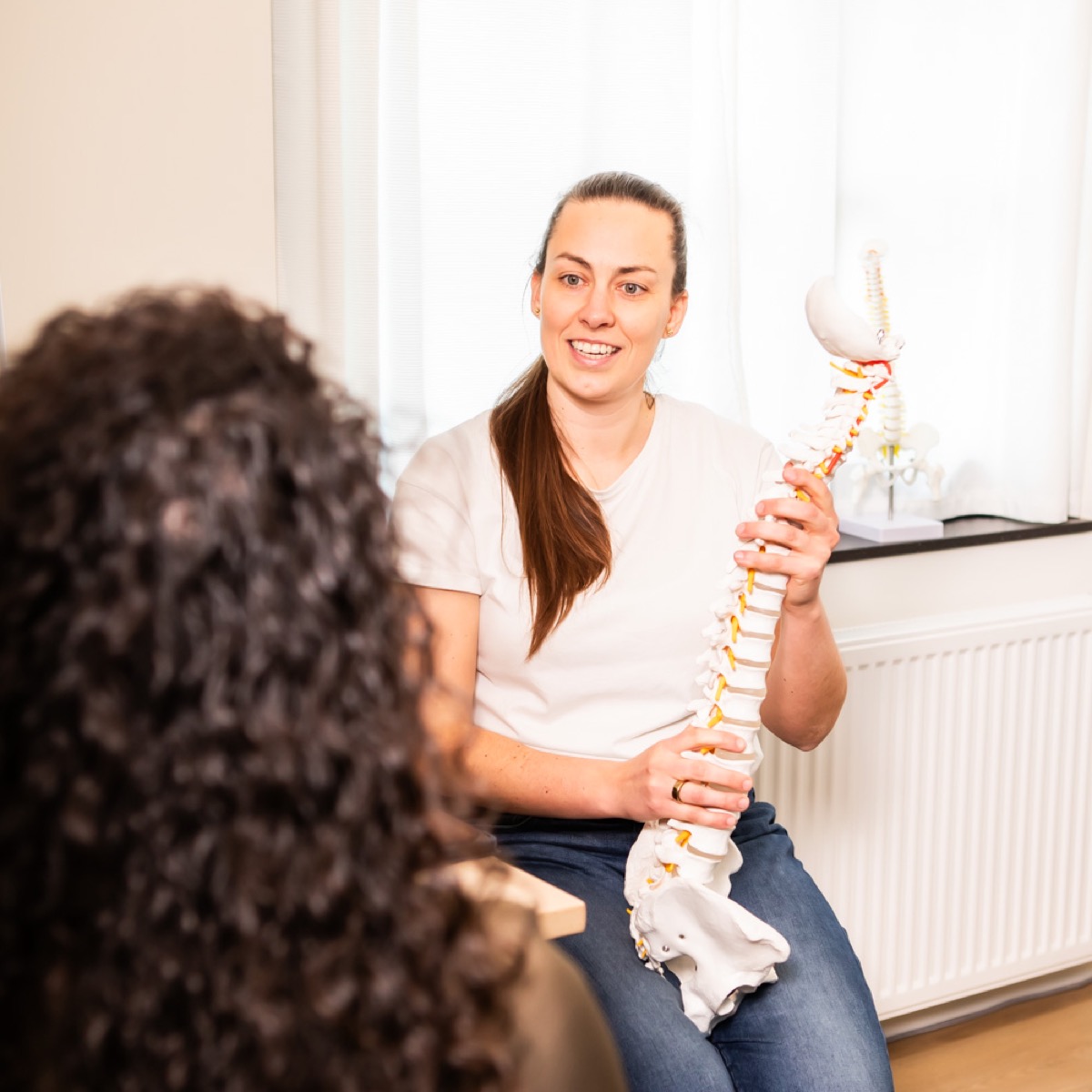 Chiropractor bespreekt het persoonlijke zorgplan met een cliënt bij TOPCHIRO Dordrecht
